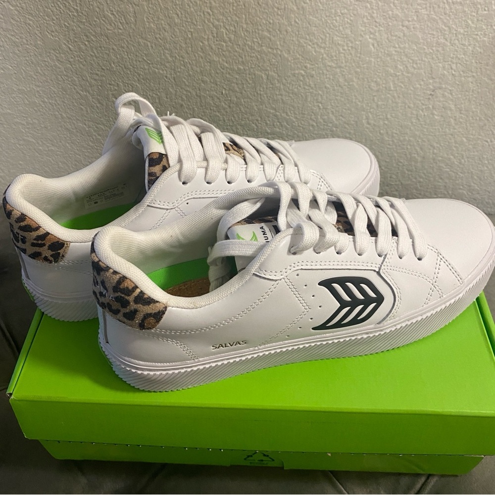 NIB Cariuma Salvas White Smooth Leather/Leopard Sneaker - Women’s 10.5/Men’s 9 - Picture 11 of 14